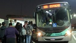 passageiros-reclamam-de-transtornos-por-conta-de-ponto-de-onibus-improvisado-em-itaquaquecetuba