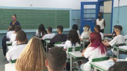 apos-repercussao-negativa,-tarcisio-agora-diz-que-governo-de-sp-vai-imprimir-material-didatico-para-alunos:-‘as-duas-opcoes-vao-estar-disponiveis’