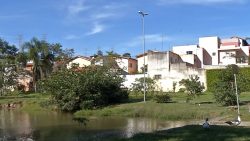 moradores-do-parque-morumbi,-em-mogi,-reclamam-do-despejo-de-esgoto-no-lago:-‘esta-decadente-e-a-tendencia-e-so-piorar’