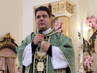 padre-robson-e-apresentado-por-bispo-diocesano-durante-missa-de-dia-dos-pais-na-catedral-sant’ana
