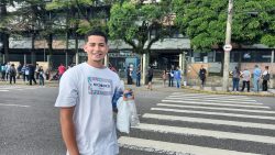 ‘sofri-um-acidente-de-moto-e-estou-aqui,-imprevistos-acontecem’,-diz-jovem-da-grande-sp-ao-concluir-1o-dia-do-enem