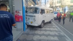 motorista-de-kombi-bate-em-fachada-de-loja-e-deixa-mulher-ferida-no-centro-de-mogi-das-cruzes